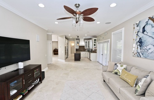 Central Naples House | Azure Sky Spacious 5-bedroom house with WiFi and AC in enchanting Naples