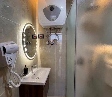Al-Muntazah Hotel | Azurea Suites