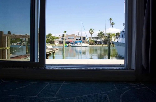 Madeira Beach Apartment | B⎈AT HOUSE OASIS⚓Steps to the water⚓Walk to Beach!