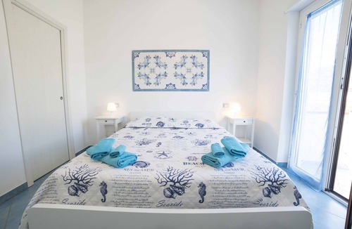 Capo d'Orlando Bed & Breakfast | B&B Il Capitano with sun beds and umbrellas for the sea