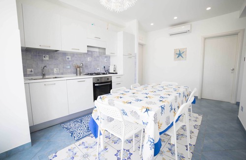 Capo d'Orlando Bed & Breakfast | B&B Il Capitano with sun beds and umbrellas for the sea