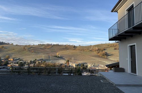 Torricella Verzate House | B&B NessunConfine CasaLaura with a magnificent view of the Oltrepò vineyards