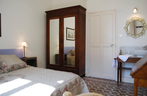 Mazan Bed & Breakfast | B&B Romarin, an authentic French room with attractive outdoor kitchen