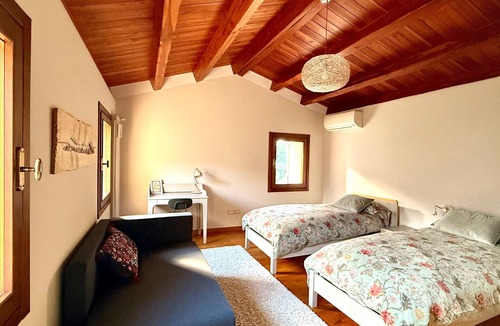 Torreglia Bed & Breakfast | B&B Villa Euganea, large room with single beds, private bathroom, view Hills