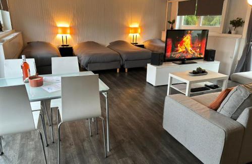 Slotervaart Bed & Breakfast | B&Boathouse Amsterdam with bikes and motorboat
