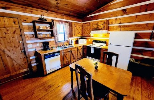 Sevierville Cabin | B's Nest a Private & Clean w Mtn Views & Hot Tubs!