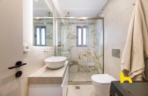 Kinosargous Apartment | B1 Bright 2BR Haven w Balcony, Kingbed & Parking!