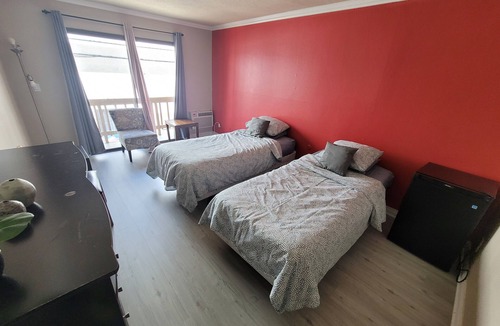 Beverly Hills Hotel | (B17) Double Spacious Unit with Private Bath