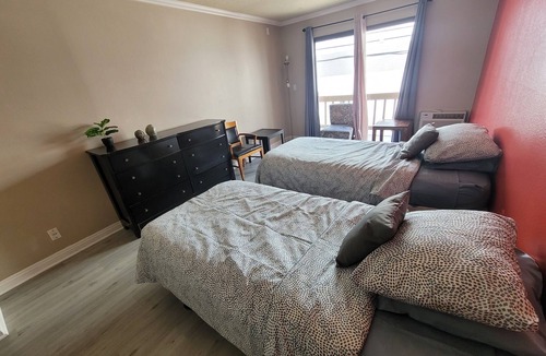Beverly Hills Hotel | (B17) Double Spacious Unit with Private Bath