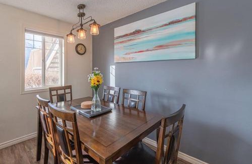 Harvie Heights Apartment | B211 MTN View ground floor town house- 2BD, Sleeps 8, hot tub, free parking, close to Banff
