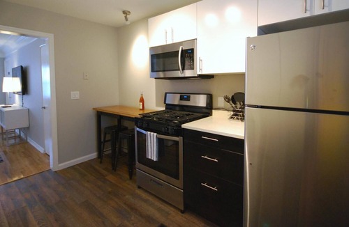 Brookwood Apartment | (B2bB) Enjoy a Full Kitchen in an Affordable Condo near Peachtree Street