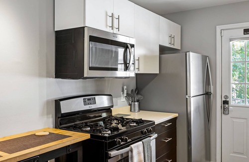 Brookwood Apartment | (B2bJ) Great Value, Serviced Condo in Quiet Neighborhood