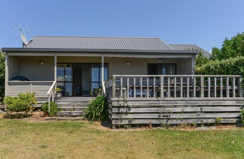Waimarama Cottage | Bach 112 - Waimarama Holiday Home