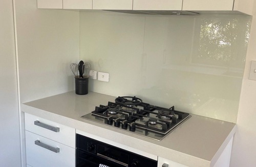 Matarangi Cottage | Bach with Direct beach access , renovated 2 bedroom cottage on Matarangi beach