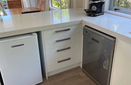Matarangi Cottage | Bach with Direct beach access , renovated 2 bedroom cottage on Matarangi beach