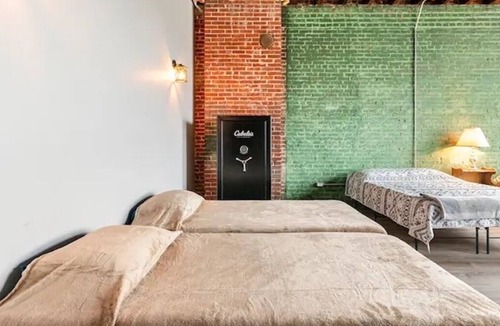 Downtown St. Louis Hotel | Bachelor, Bachelorette, Teams & Large Groups! Large 2 Bedroom Apt, Sleeps 16.