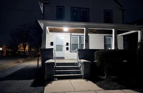 New Haven House | Bachi - Private Room 3 with Parking, Desk & Fast WiFi near Yale, Quinnipiac, SCSU & Hospitals