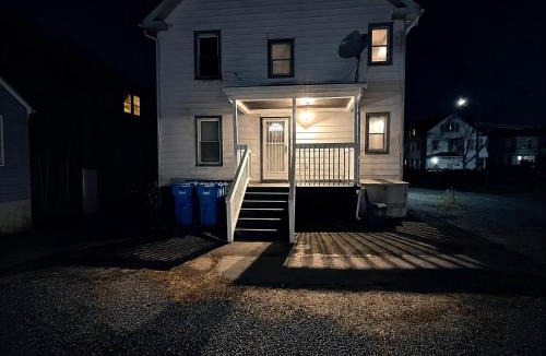 New Haven House | Bachi - Private Room 3 with Parking, Desk & Fast WiFi near Yale, Quinnipiac, SCSU & Hospitals
