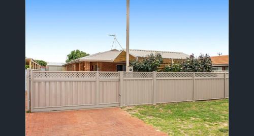 Lancelin House | Back beach bungalow - Great Family Getaway
