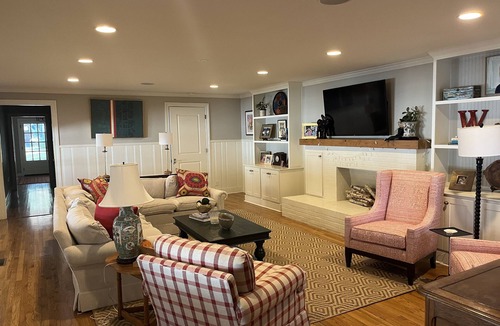 Oxford House | Back on VRBO!Large recently updated home 3blocks from square and 1/2mi to Grove!