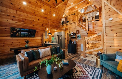 Saint Helens House | Back Yard Cliff View | Elevated Cabin | Hot Tub | Fire pit