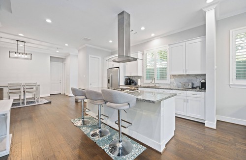 Montrose House | Back Yard River Oaks- 3 Bed Townhome- Perfect Space-Large Garage