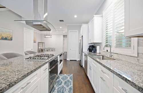 Montrose House | Back Yard River Oaks- 3 Bed Townhome- Perfect Space-Large Garage