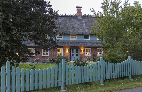 Steinbergkirche House | Backbord- wood-burning stove,grill, shower, close to the beach, terrace, parking