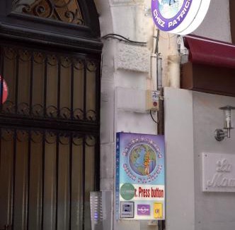 Centre Ville-Gare Hostel | Backpackers Chez Patrick