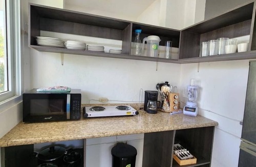 El Hawaii House | Backpackers Hostel Pool and Parking Near Beach