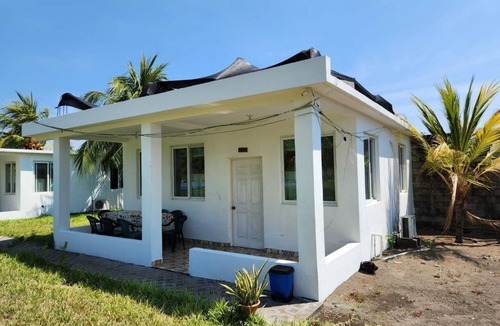 El Hawaii House | Backpackers Hostel Pool and Parking Near Beach