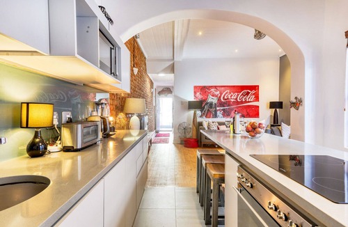 Cape Town City Centre Cottage | Backup-Powered Modern Art Decor Apartment in walking distance to V&A Waterfront