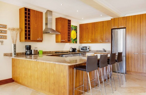 Camps Bay Apartment | Backup-Powered Spacious 300sqm Condo on Bakoven Beach with Private Outdoor Pool
