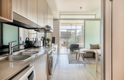 Cape Town City Centre Apartment | Backup-Powered Stylish Central Apartment near Table Mountain