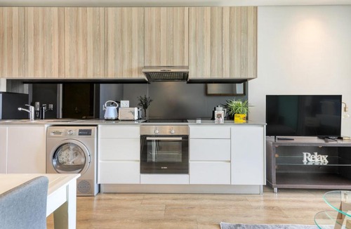Cape Town City Centre Apartment | Backup-Powered Stylish Central Apartment near Table Mountain