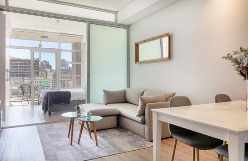 Cape Town City Centre Apartment | Backup-Powered Stylish Central Apartment near Table Mountain