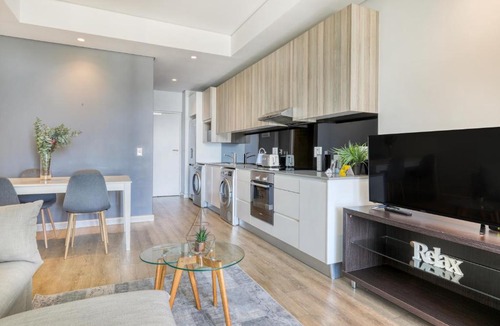 Cape Town City Centre Apartment | Backup-Powered Stylish Central Apartment near Table Mountain