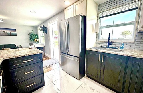 Seminole Villa | Backyard-1000mbs-WD-Updated-RainShower-AC-SmartTV-Workspace-10MinToBeach-Kitchen