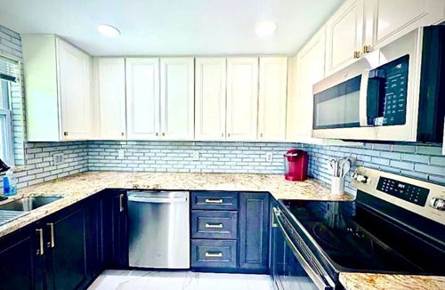 Seminole Villa | Backyard-1000mbs-WD-Updated-RainShower-AC-SmartTV-Workspace-10MinToBeach-Kitchen