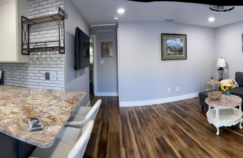Seminole Villa | Backyard-1000mbs-WD-Updated-RainShower-AC-SmartTV-Workspace-10MinToBeach-Kitchen