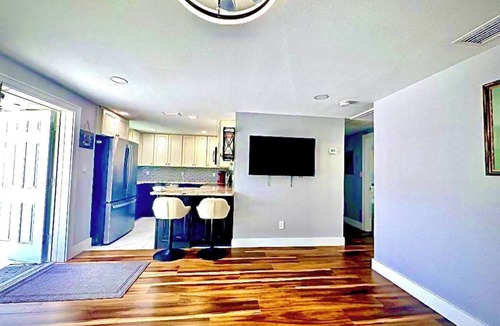 Seminole Villa | Backyard-1000mbs-WD-Updated-RainShower-AC-SmartTV-Workspace-10MinToBeach-Kitchen