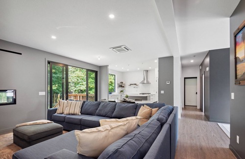 Westholme House | Backyard Bliss! Family and dog friendly home steps from River