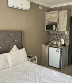 Windhoek Apartment | Backyard flat in Cimbebasia
