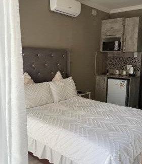 Windhoek Apartment | Backyard flat in Cimbebasia