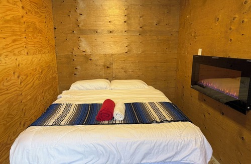 Chippawa Resort | Backyard Garden Resort 7 Beds for a Max of 12 near Horseshoe Fall