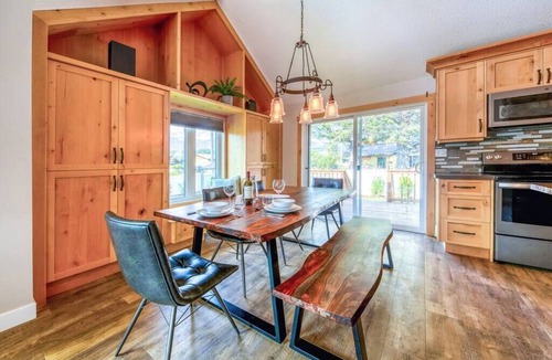 Invermere House | Backyard Oasis | Hot Tub, BBQ, Outdoor Bar |