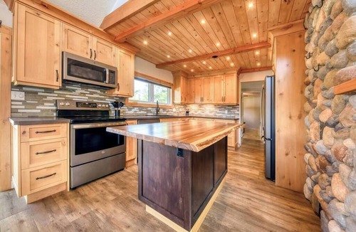 Invermere House | Backyard Oasis | Hot Tub, BBQ, Outdoor Bar |