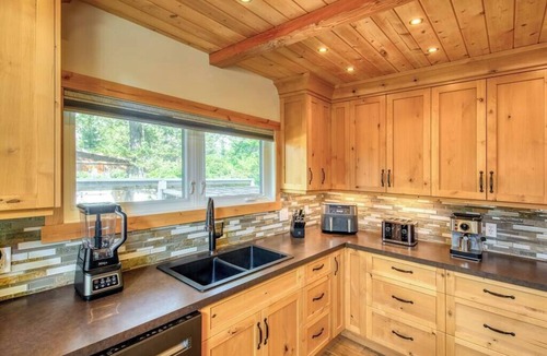 Invermere House | Backyard Oasis | Hot Tub, BBQ, Outdoor Bar |