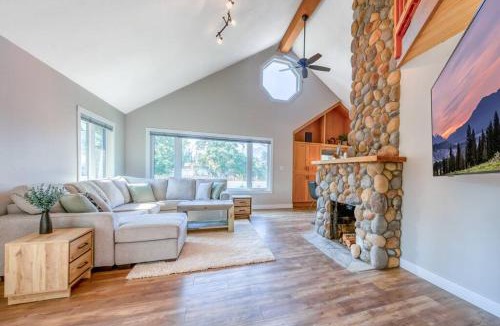 Invermere House | Backyard Oasis Hot Tub, BBQ, Outdoor Bar