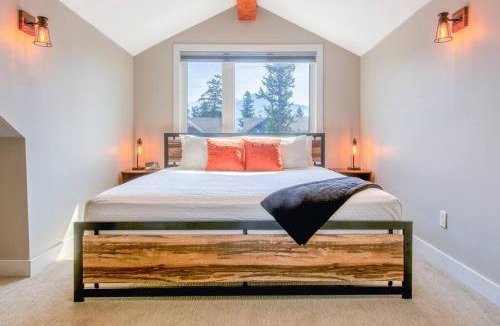 Invermere House | Backyard Oasis Hot Tub, BBQ, Outdoor Bar